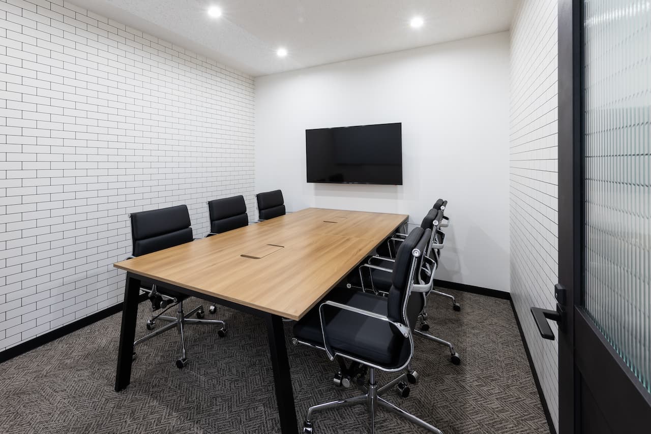 商談にも使えるデザイン性が高い会議室、最大8名まで利用可