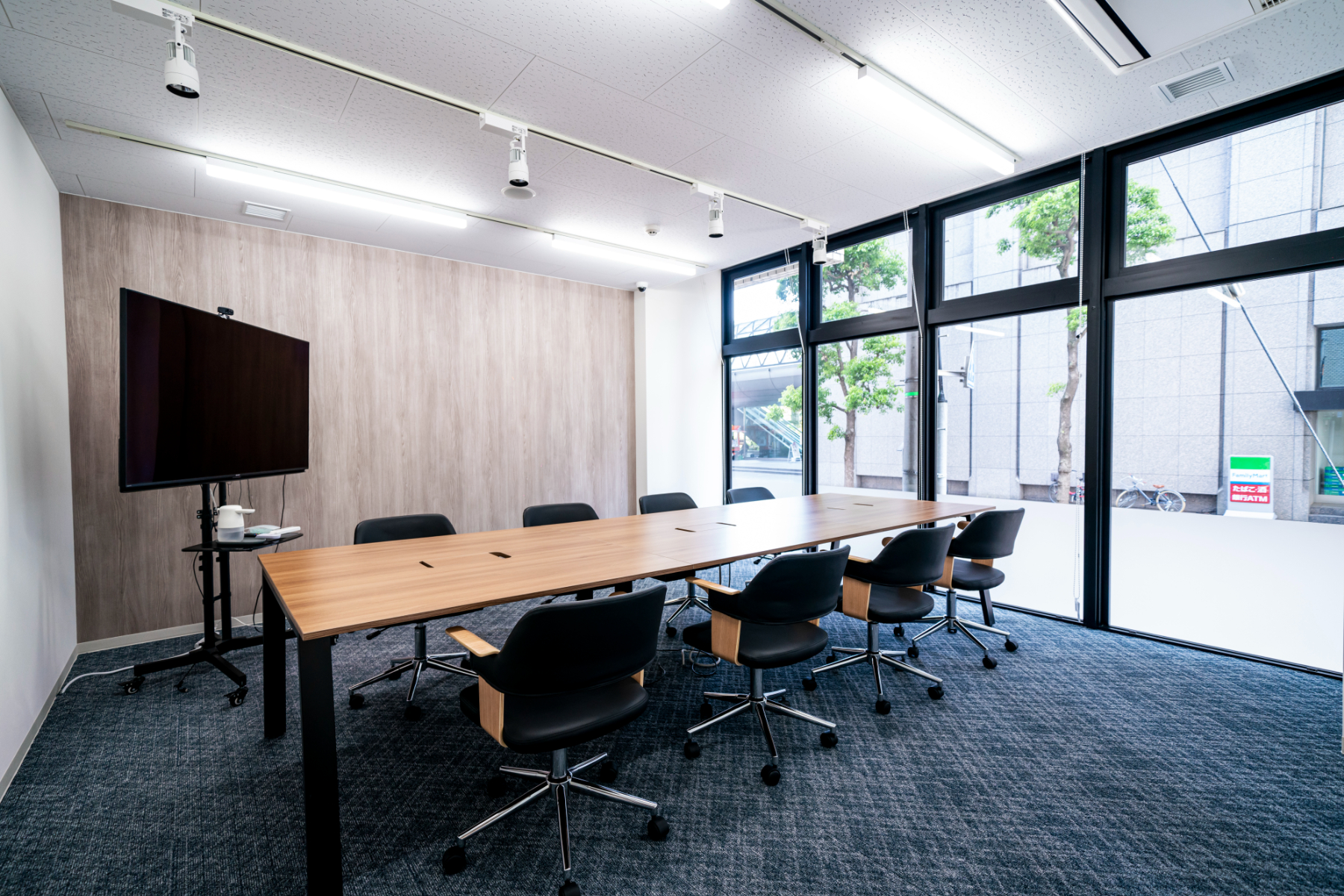 商談や研修、動画撮影等に利用可能な会議室は広々空間！